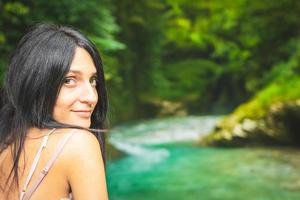 brunette vrouwelijke toerist close-up portret kijk rechtdoor met natuurlijk Georgisch landschap in martvili foto