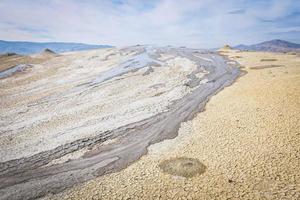 moddervulkanen panoramisch uitzicht in chacuna beheerd reseve in georgië. mysterieuze en unieke plekken in de Kaukasus. foto