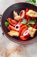 panzanella salade gedroogd toastbrood, tomaat, ui maaltijdsnack foto