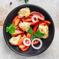 panzanella salade gedroogd toastbrood, tomaat, ui maaltijdsnack foto