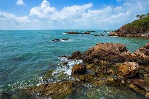 mooi de zee bij hat chao lao beach in chanthaburi, thailand. foto