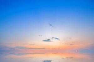blauwe dramatische zonsondergang hemel textuur achtergrond. foto