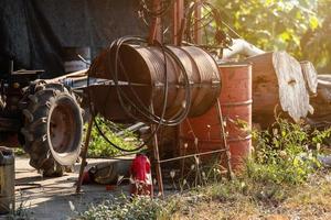 oude olievaten zijn klaar om industriële, agro-industrie van huishoudelijke landelijke stijl in thailand te recyclen. foto