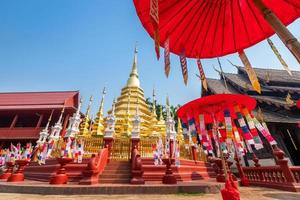 gebedsvlaggen tung hangen met paraplu of noordelijke traditionele vlag hangen aan zandpagode in de phan tao-tempel voor songkran-festival wordt gevierd in een traditionele nieuwjaarsdag in chiang mai, thailand foto