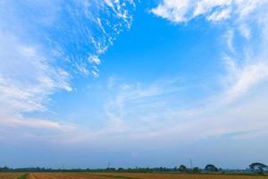 blauwe hemel achtergrondstructuur met witte wolken. foto