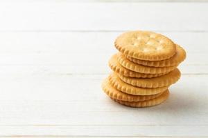 afgeronde cracker cookies op witte houten tafel achtergrond foto