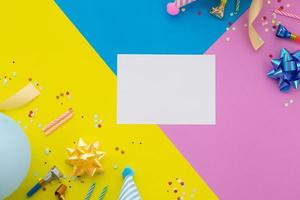 gelukkige verjaardag achtergrond, plat lag kleurrijke feestdecoratie met flyer uitnodigingskaart op pastel gele, blauwe en roze geometrische achtergrond foto