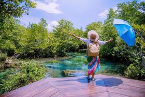 een jong reizigersmeisje ontspant in de vakantie en geniet van de schoonheid van de natuur meer mangrovebos bij tha pom-klong-song-nam bij krabi. zomer, reizen, Thailand, vrijheid, attracties. foto