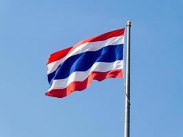 Thaise vlag op een blauwe hemelachtergrond. foto