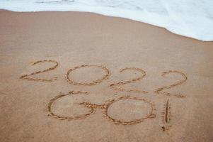 start en ga 2022 op het zand op het strand om volgend jaar het leven te laten zien. achtergrond foto
