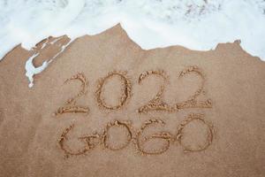 start en ga 2022 op het zand op het strand om volgend jaar het leven te laten zien. achtergrond foto