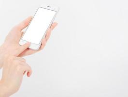 vrouwelijke hand houdt mobiele telefoon geïsoleerd op wit, vrouw met telefoon met leeg scherm, leeg scherm, aanraken foto