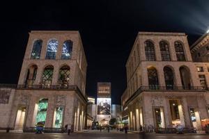 milaan italië 2021 nachtelijke buitenkant van het twintigste-eeuwse museum waar hedendaagse kunst wordt tentoongesteld foto