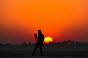 fotograaf bij zonsondergang foto