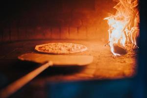 pizza bakken in de oven foto