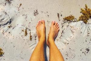 voeten in water en zandstrand playa del carmen mexico. foto