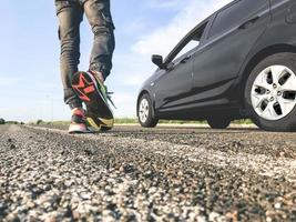 de man gaat naar de auto foto