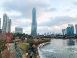 incheon city, zuid-korea, 2021 - grote gebouwen in het stadspark van incheon city foto
