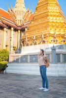 mooie aziatische toeristenvrouw geniet van reizen op vakantie in bangkok in thailand
