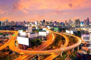 stadsgezicht uitzicht op snelweg en modern gebouw in het centrum van bangkok, thailand. snelweg is de infrastructuur voor vervoer in de grote stad.