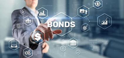 zakenman klikt op een virtueel scherm van obligaties. obligatie financiering banktechnologie concept. handelsmarkt netwerk foto