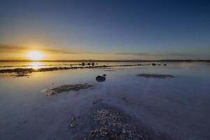 zonsondergang op de roze lagune van de zoutvlakten van torrevieja, spanje foto