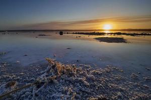 zonsondergang op de roze lagune van de zoutvlakten van torrevieja, spanje foto