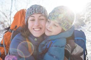 moeder kust en knuffelt haar zoon. foto