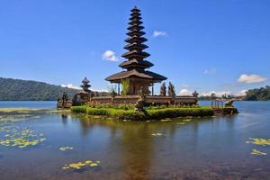 bedugul tempel bij bratan meer bali indonesië foto