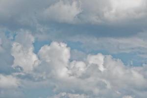 luchtwolken, mooie wolkenbeweging in de lucht foto