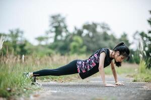 vrouwen opwarmen voor en na het sporten. foto