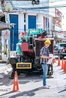 civiel ingenieurs werken aan grote wegen en machines. foto