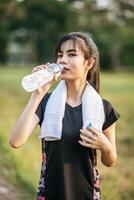 vrouwen staan om water te drinken na het sporten foto