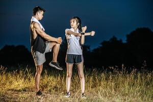 mannen en vrouwen opwarmen voor en na het sporten. foto