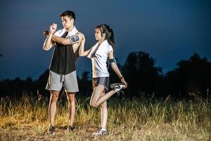 mannen en vrouwen opwarmen voor en na het sporten. foto