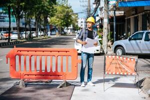 civiel ingenieurs werken volgens de toestand van de weg en hebben barrières. foto