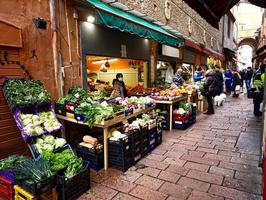 bologna, italië, 2020 - beroemde straatmarkt in het centrum van bologna. Italië foto