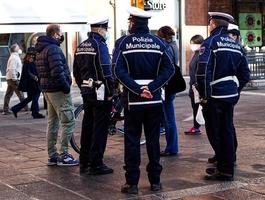 bologna, italië, 2021- italiaanse lokale politieagenten controleren de straten van bologna. Italië foto