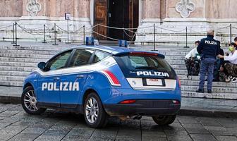 bologna, italië, 2020 - italiaanse politieagent controleert de straten van bologna. Italië foto