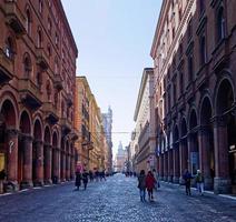 bologna, italië, 2021 - beroemde arcades van bologna, via indipendenza. Italië foto