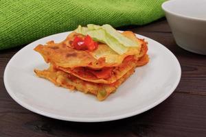 lasagne met groenten op tafel foto