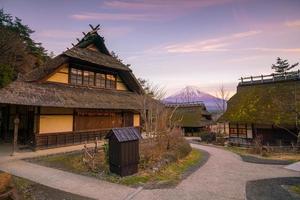 oud huis in Japanse stijl en mt. Fuji bij zonsondergang foto