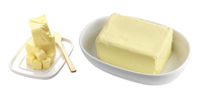boter in keramische beker op witte achtergrond foto