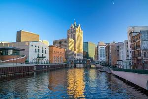 skyline van de binnenstad met gebouwen langs de rivier de Milwaukee foto