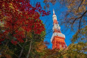 tokyo toren met blauwe lucht in japan foto