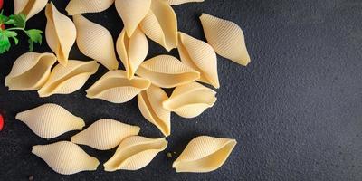 pasta conchiglie rauwe schaal gezonde maaltijd voedsel achtergrond foto
