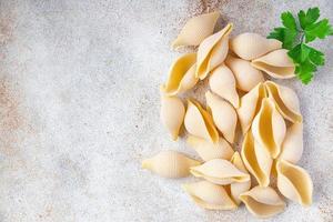 pasta conchiglie rauwe schaal gezonde maaltijd voedsel achtergrond foto