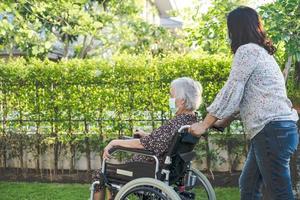 verzorger hulp en zorg Aziatische senior of oudere oude dame vrouw patiënt zittend op rolstoel op verpleegafdeling ziekenhuis, gezond sterk medisch concept foto
