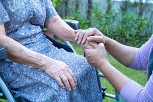 verzorger hand in hand Aziatische senior of oudere oude dame vrouw patiënt met liefde, zorg, aanmoedigen en empathie op verpleegafdeling ziekenhuis, gezond sterk medisch concept foto
