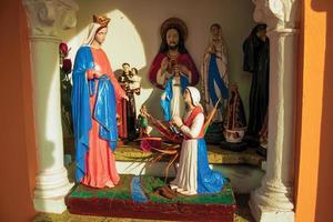bento goncalves, brazilië - 13 juli 2019. beeldjes van de maagd Maria en heiligen in naïeve stijl gemaakt door onbekende auteur in een heiligdom in de buurt van bento goncalves. een plattelandsstad die bekend staat om zijn wijnproductie. foto